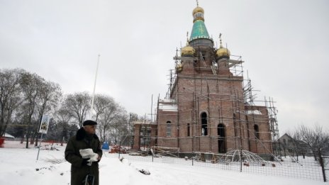 В Сърбия Путин си има: Село, кафенета, ракия, сега и... църква 