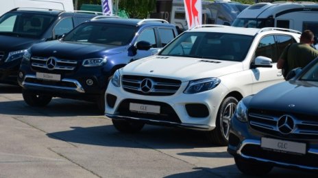 Играчка – плачка: Малолетни трошат нови коли в автоборса!?