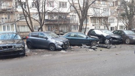 Екшън в ранна утрин: Мъж потроши 7 коли, гонили го да го ограбят