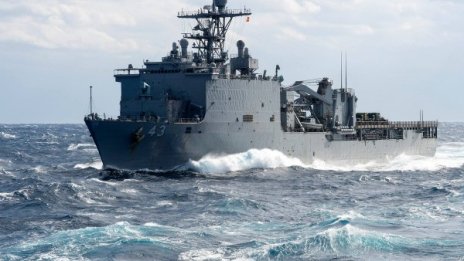 US боен кораб навлезе в Черно море, руски го следват