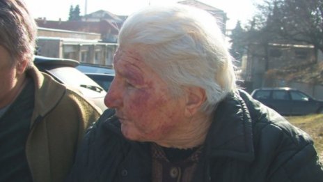 Ромът нападнал баба Иванка с нож... Тя му дала 35-те си лева