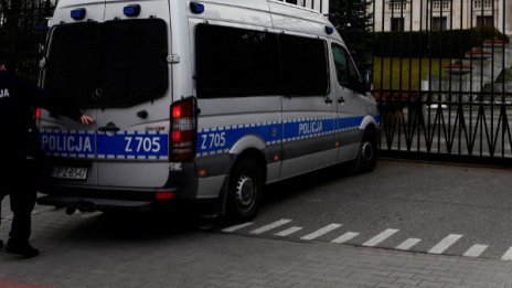 Мъж опита да блъсне колата си в портала на президентството във Варшава