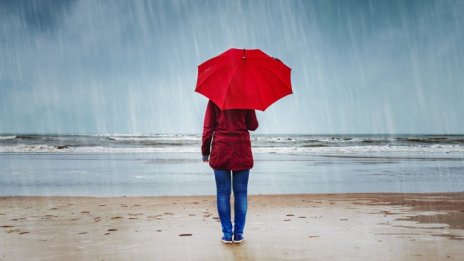 Днес облачно със слаби валежи, вятърът продължава