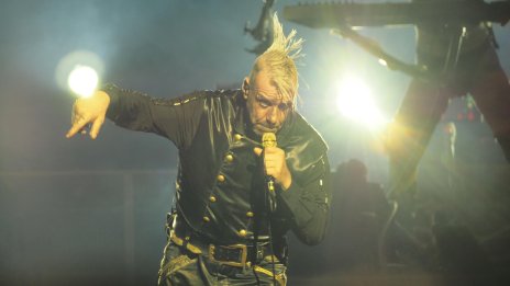 В кадър: Риби, торти и шампанско... Тил Линдеман взриви София така, както само той може