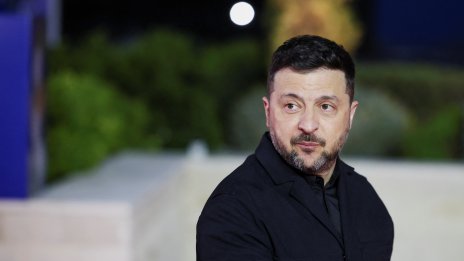 От шоумен до главнокомандващ: Борбата на Зеленски за балансиране между война, управление и доверие