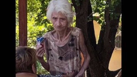 Внучка на жена от дома в с. Ягода: Като видя торбата с храна се нахвърли като диво животно