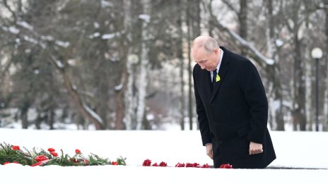 Путин положи цветя на гроба на брат си ВИДЕО/СНИМКИ