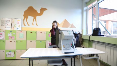 В някои от секциите в Плевен и Бургас преустановиха гласуването с машини