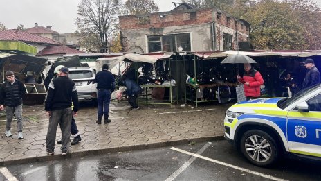  Кола се вряза в кооперативния пазар в Казанлък, по чудо няма жертви