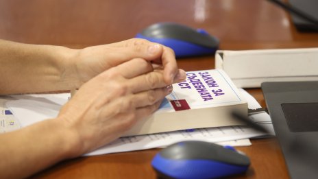 Оставиха в ареста тримата обвиняеми за убийството в кв. "Варненчик" 