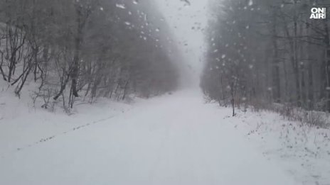 Снежен ад между Шипка и Бузлуджа, закъсали в непочистените преспи