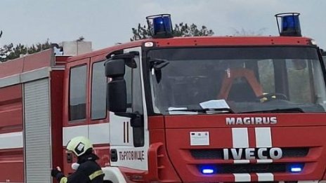 Пожарникари свалиха 4 деца, качили се на изоставена сграда в София