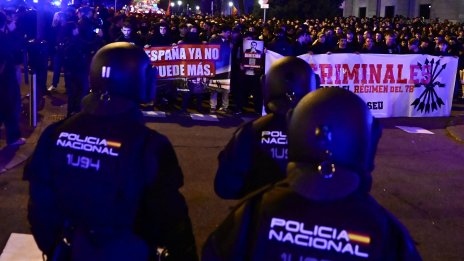 Демонстранти в сблъсъци с полицията в Мадрид заради влаковата катастрофа 