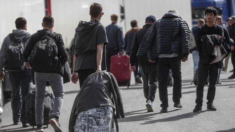 Руснаци отново стягат куфарите: Страх от мобилизация и ограниченията тласкат хора към емиграция