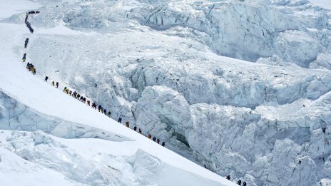 Рекордна опашка на Еверест, 274 изкачвания за ден