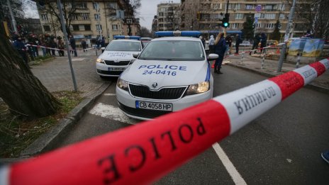 22-годишната е нападала и други хора, задържаха и хвърлящия се под коли