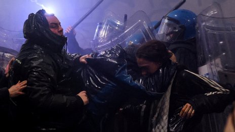 В кадър: Протест и сблъсъци срещу Олимпийските игри, полицията използва газ 