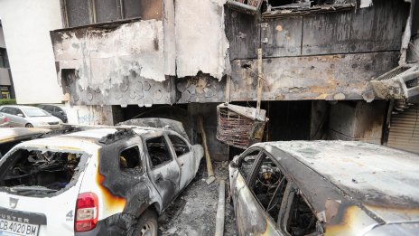 Хибриден автомобил или човек запали голям пожар в столичния кв. "Лозенец"? СНИМКИ