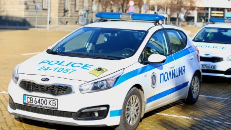 Разбиха стъкло на банков клон в София, повредени са два банкомата