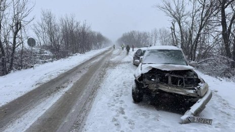 Две деца са пострадали при челен сблъсък край Враца