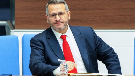 Търсят под дърво и камък Христанов, за да го изслушат в НС, звънят на Йотова да го издрива