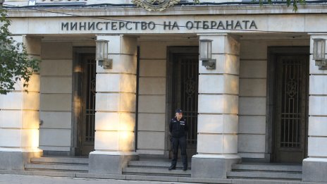 Тежко пострадал военен, тренирал парашутни скокове