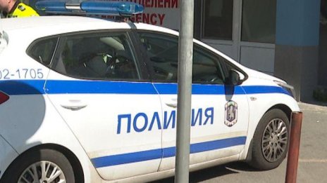 86-годишен е в болница, след като е прободен с нож в дома си от непознат