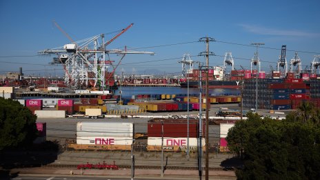 Проучване: Американците понасят почти цялата тежест на митата на Тръмп