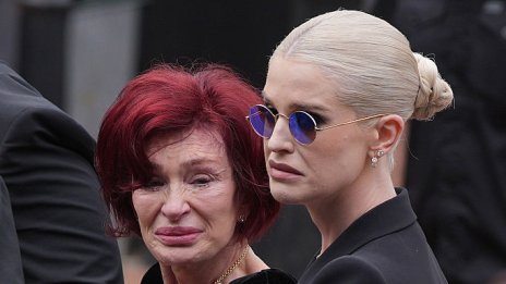 Шарън и Кели Озбърн се появиха за първи път след смъртта на легендата Ози Озбърн