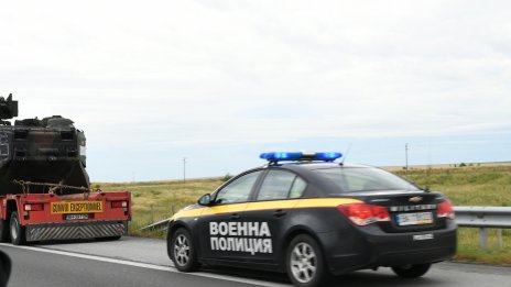 Военна техника на САЩ преминава през страната