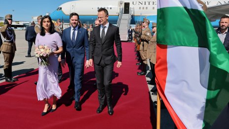 Ванс кацна в Будапеща, поставя началото на нова златна ера в отношенията с Унгария СНИМКИ