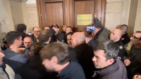 Протестиращи се опитаха да нахълтат в кабинета на Сарафов, сблъскаха се с полицията ВИДЕО