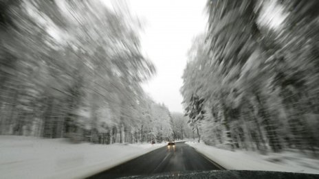 Шофьорите да внимават в Южна България, вали дъжд и сняг