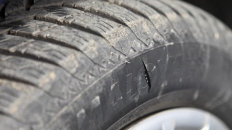 20 автомобила осъмнаха с нарязани гуми в Пазарджишко