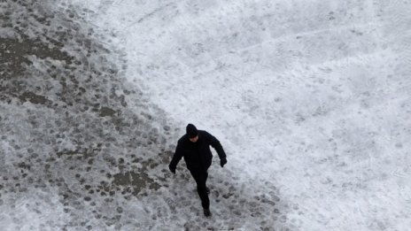 Мъгливо, с валежи, но топло: Температурите до 14°C
