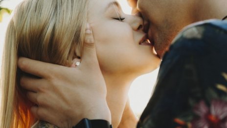 Защо затваряме очи докато се целуваме? 