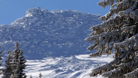 Валежи и днес. На места – опасност от поледици!