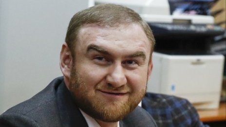 Арестуваният руски сенатор Арашуков се разсмя в съда