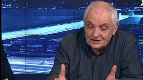 Политолози: Радев върши добре работата си 