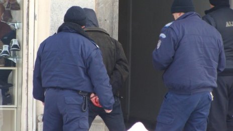 Непълнолетен уби 60-годишен съсед с кол в пиянска свада