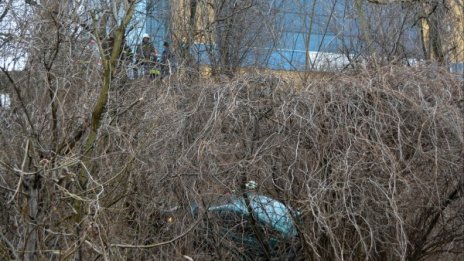 Филм на ужасите: Кола с дете падна в 10-метров скат 
