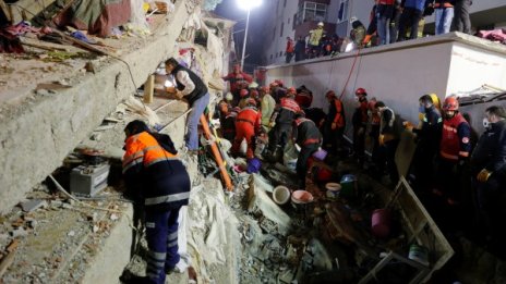 Заради взрив или дострояване се е срутил блокът в Истанбул?