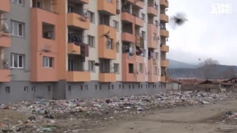 Саниран, но заринат в боклуци - блок в ромския квартал "Кармен"
