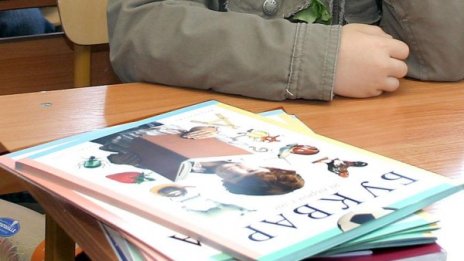 Вече го има у нас: Само бабата разбира български, дъщеря й и внучката – не