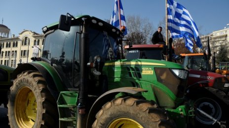 Протест: Около 600 трактора блокираха пътища в Гърция