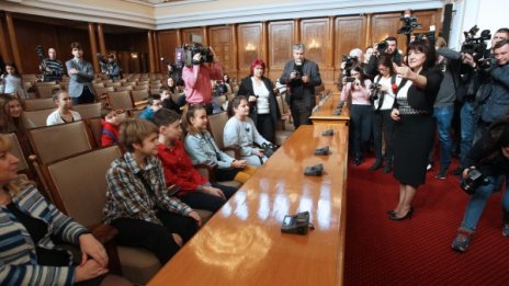 Стотици с мерак към депутатските банки и стола на Караянчева 