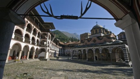 Пътят за Рилския манастир е блокиран от свлачище
