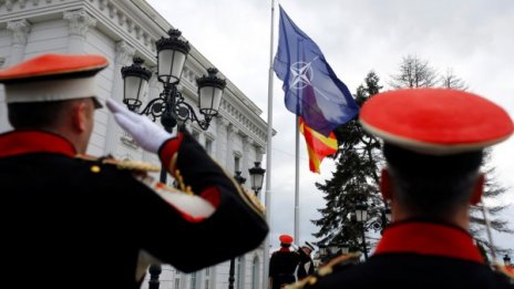 Знамето на НАТО се развя пред македонското правителство 