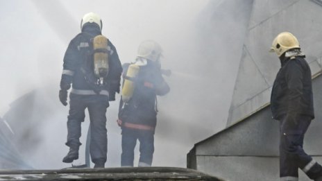 Магазин за пиратки пламна, евакуираха блок