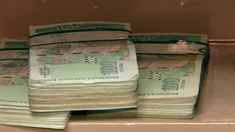 За ало апаши: Баба окачи на ограда торбичка с 6500 лв. 